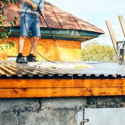 man wach clean carpet outdoor on roof with water